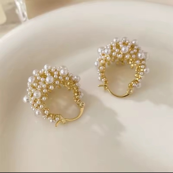 Elegant Gold and Pearl Hoop Earrings - Picture 3 of 9